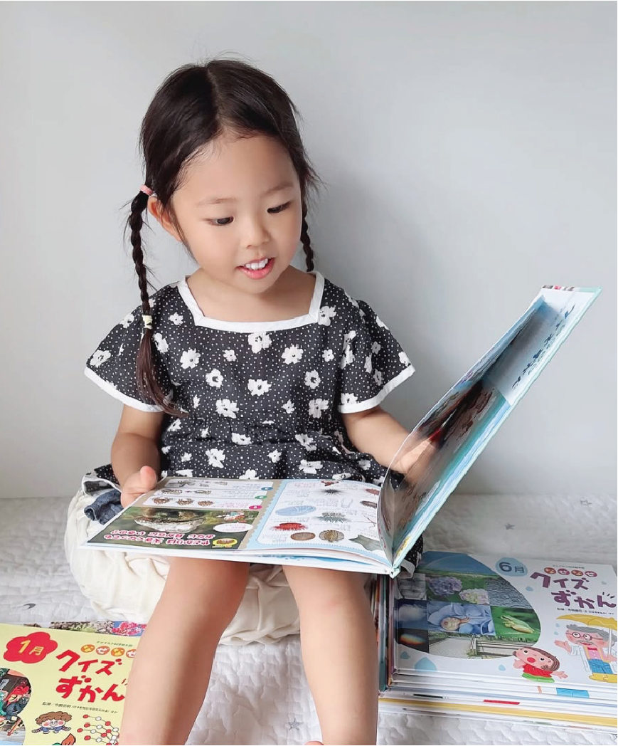 絵本を読んでいるこども